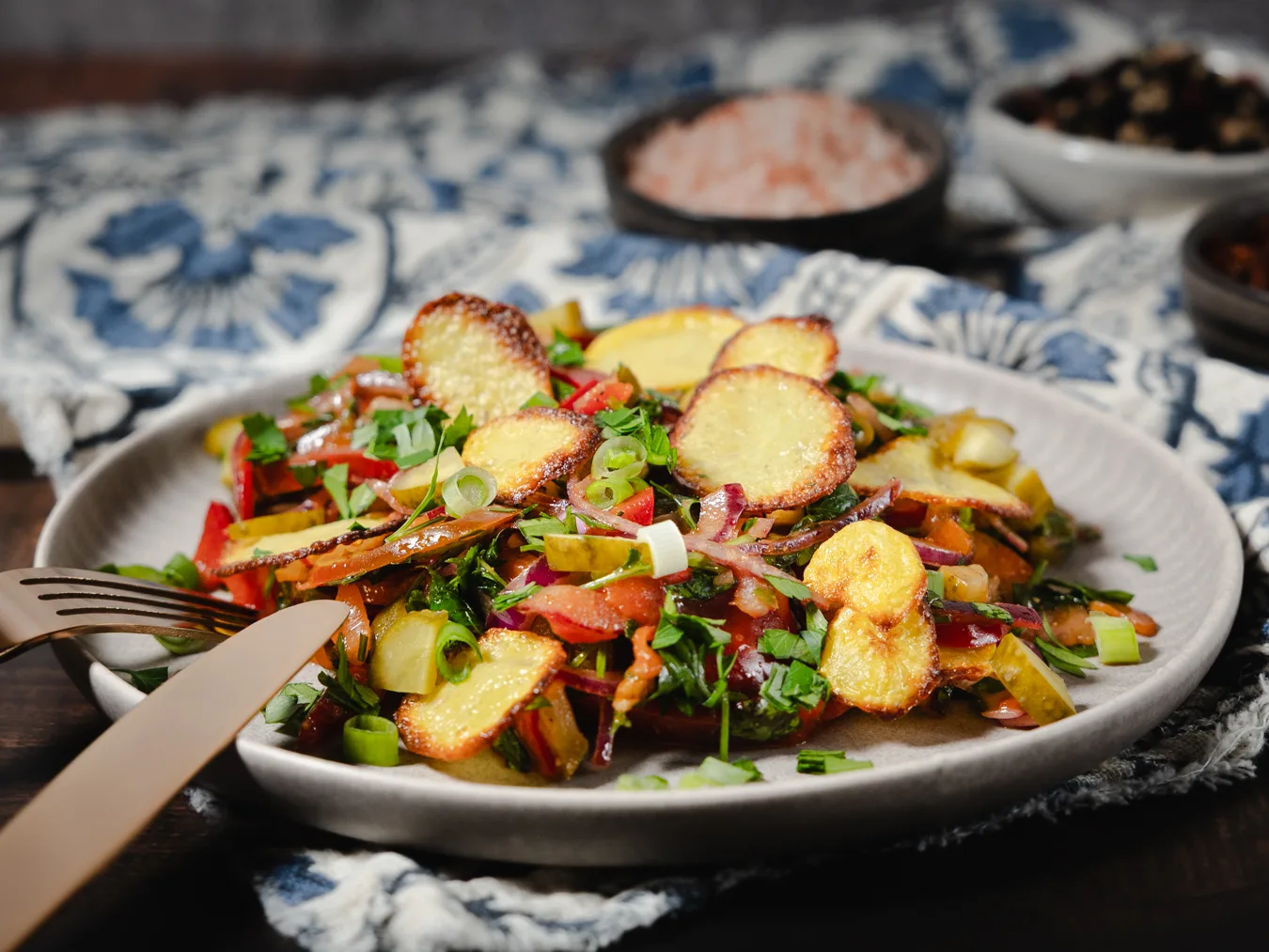 Kartoffelchips-Salat – vegan, knusprig & mediterran