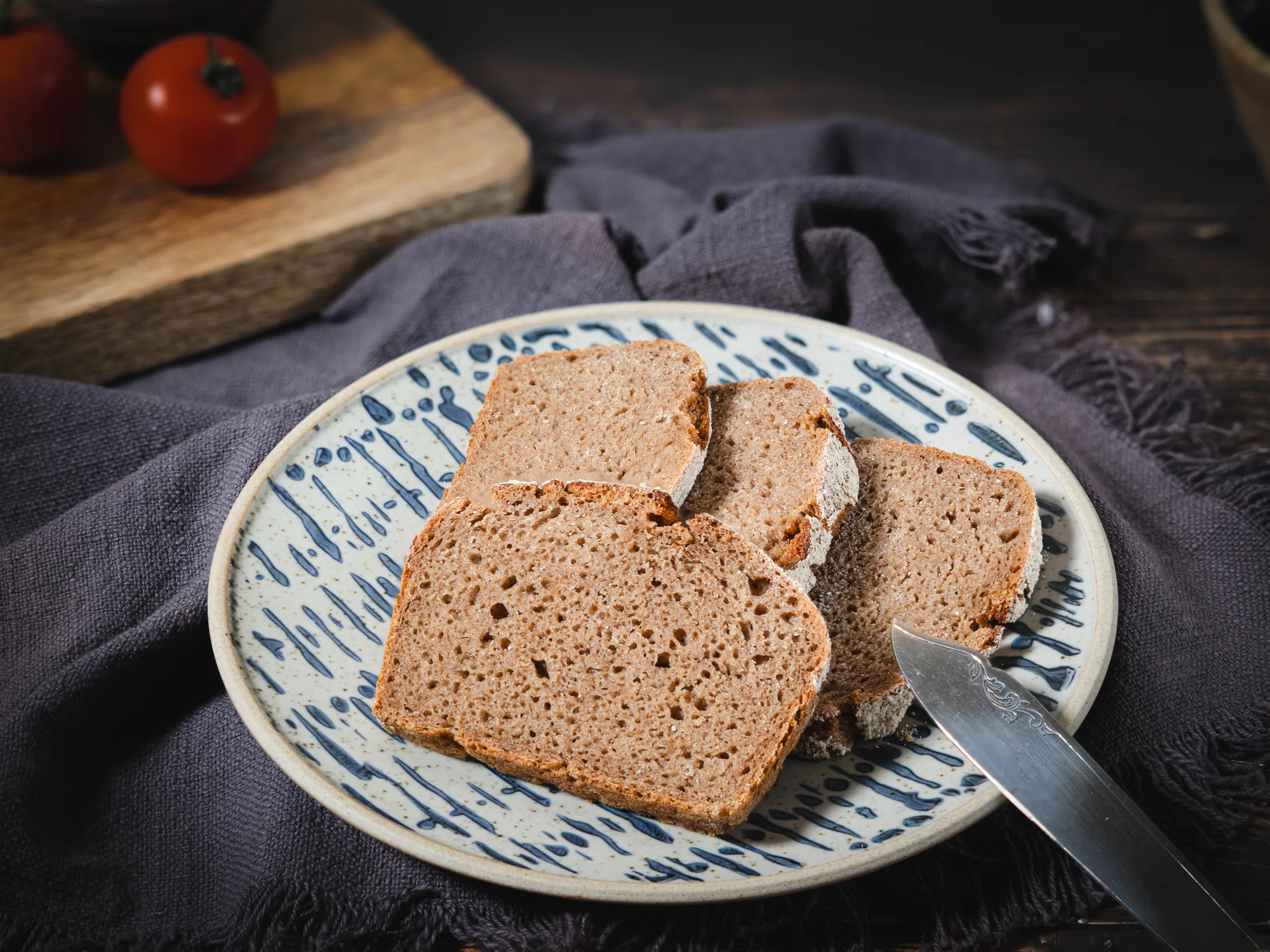 Frisch gebackenes Roggen-Sauerteigbrot in Kastenform